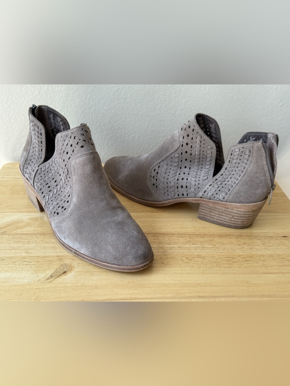 Vince Camuto Parveen Gray Suede Perforated Ankle Booties Women’s 11